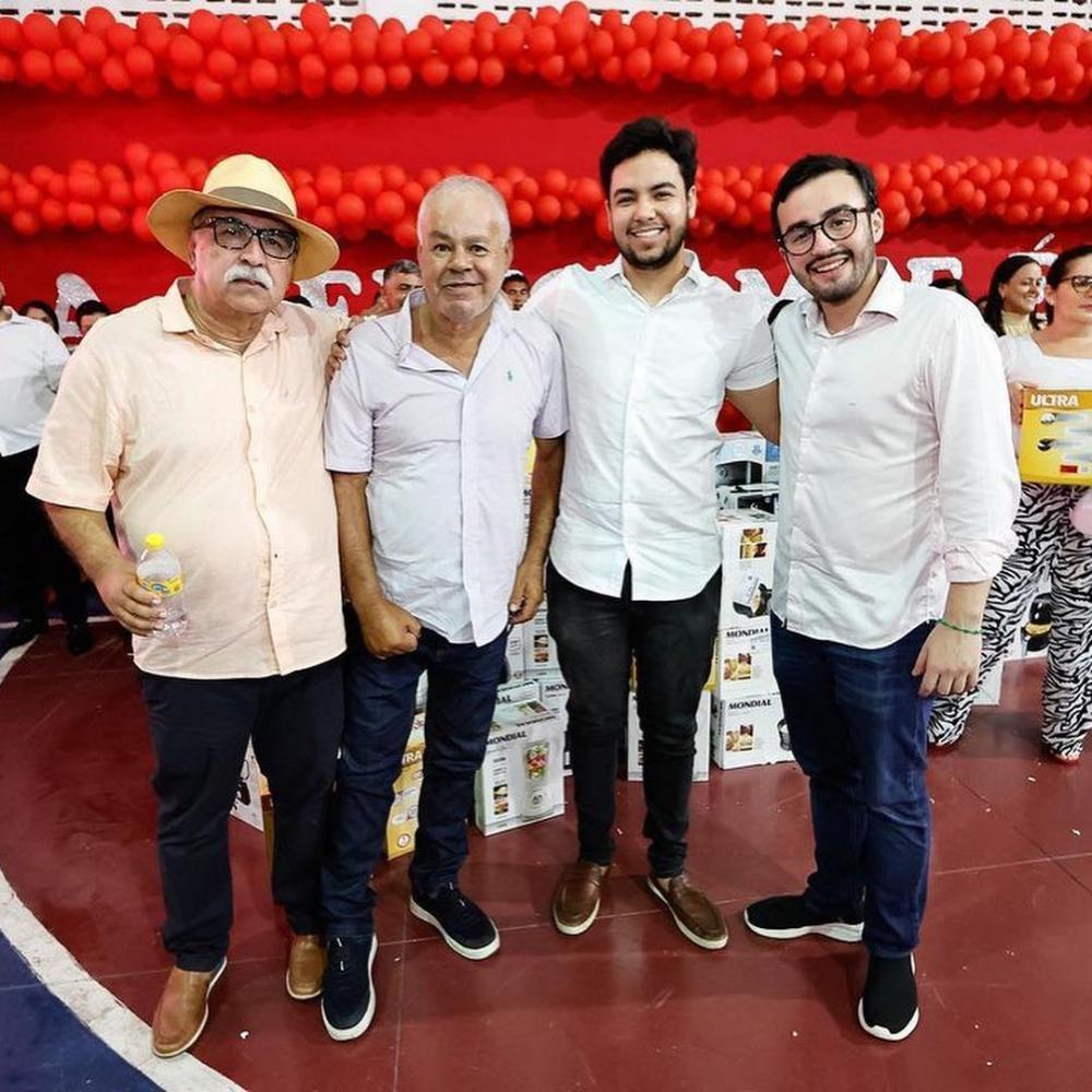 Na foto, da esquerda para a direita, Expedito Nogueira, atual prefeito de Calçado, Zé Elias, ex-prefeito, José Elias Filho, pré-candidato a prefeito de Calçado, e Lulinha da Fonte, deputado federal.