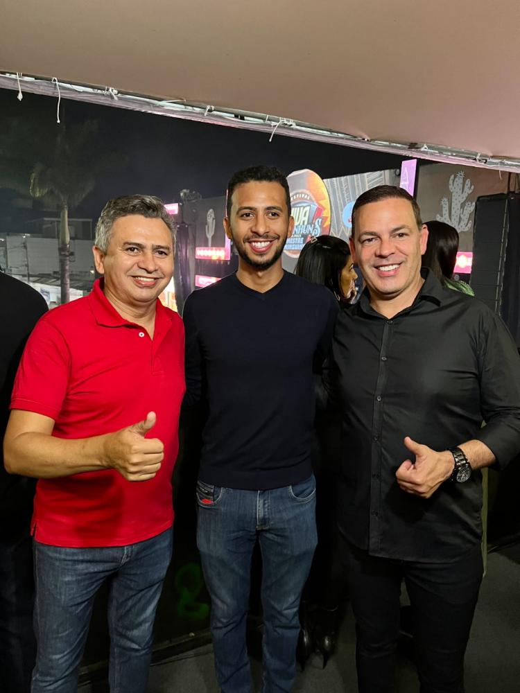 Na foto, deputado estadual Doriel Barros (PT), seu filho, Danilo Barros (pré-candidato a vereador) e o prefeito Sivaldo Albino (PSB).