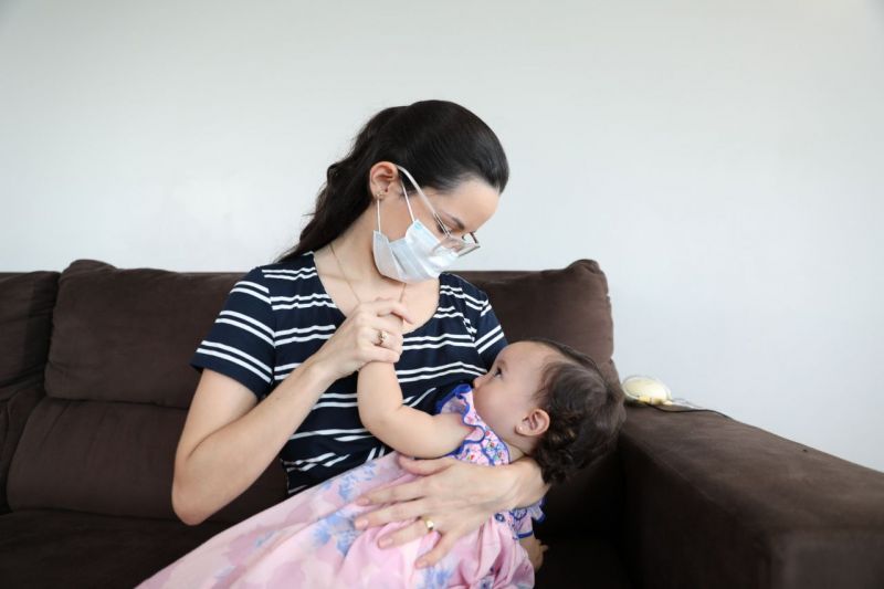 Em um ano, a mãe de primeira viagem já coletou quase 100 litros de leite - FOTO: Rodrigo Santos/SES-AM