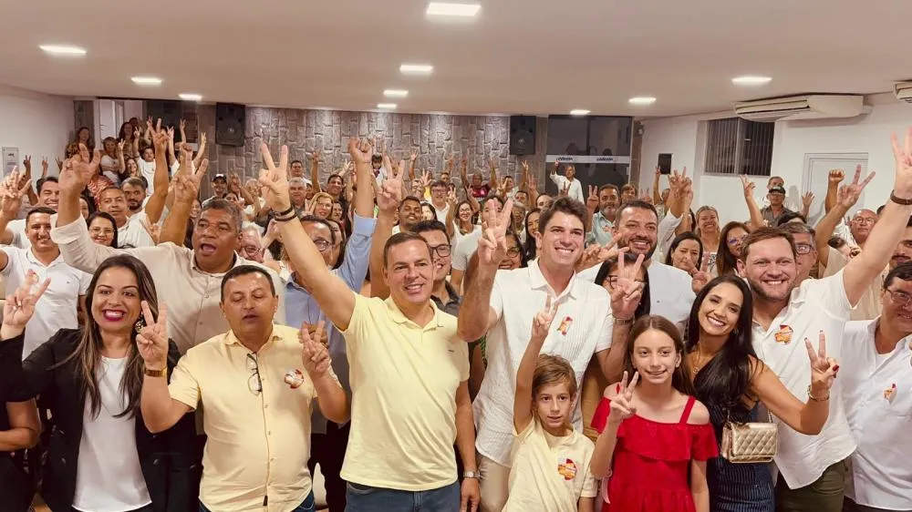 João Bosco Enfermeiro ao lado do prefeito de Garanhuns e candidato à reeleição Sivaldo Albino durante evento de apoio a sua candidatura.