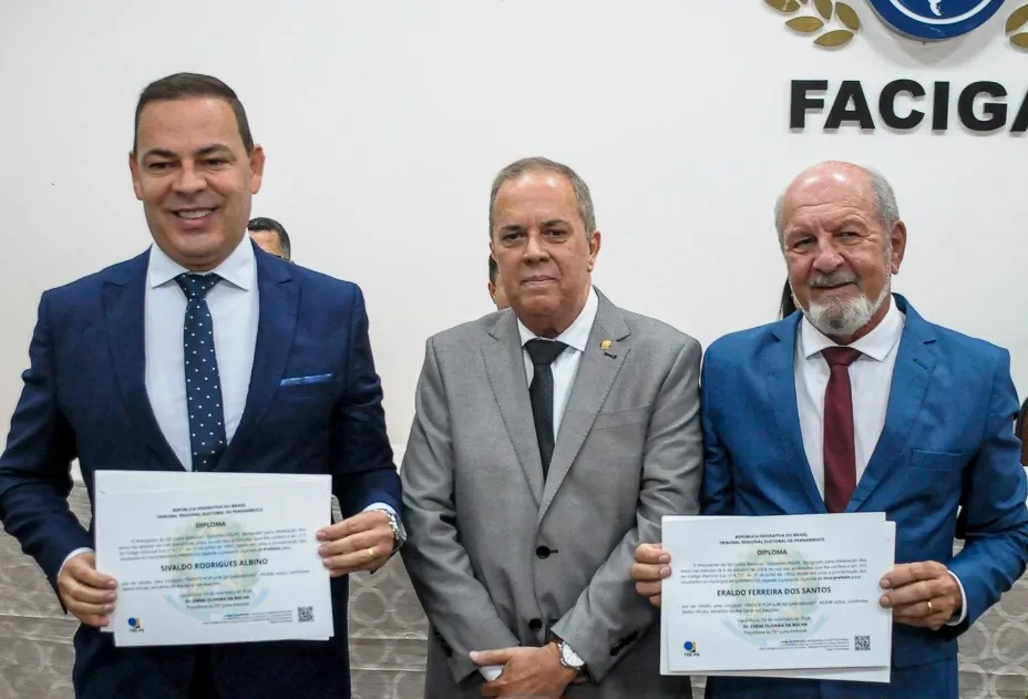Na imagem da esquerda para a direita, o prefeito reeleito, Sivaldo Albino (PSB), no centro, o juiz eleitoral Dr. Enéas Oliveira, e o vice-prefeito eleito, Eraldo Ferreira (PT) / Foto: Hilton Marques.