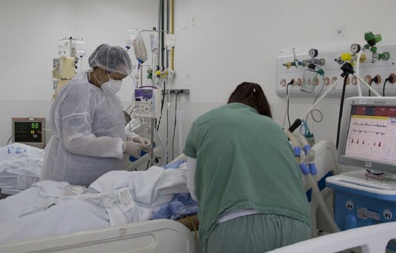 Média móvel de mortes está abaixo de 2.000 - (Foto: Mister Shadow/ASI/Estadão Conteúdo - 06.05.2021)