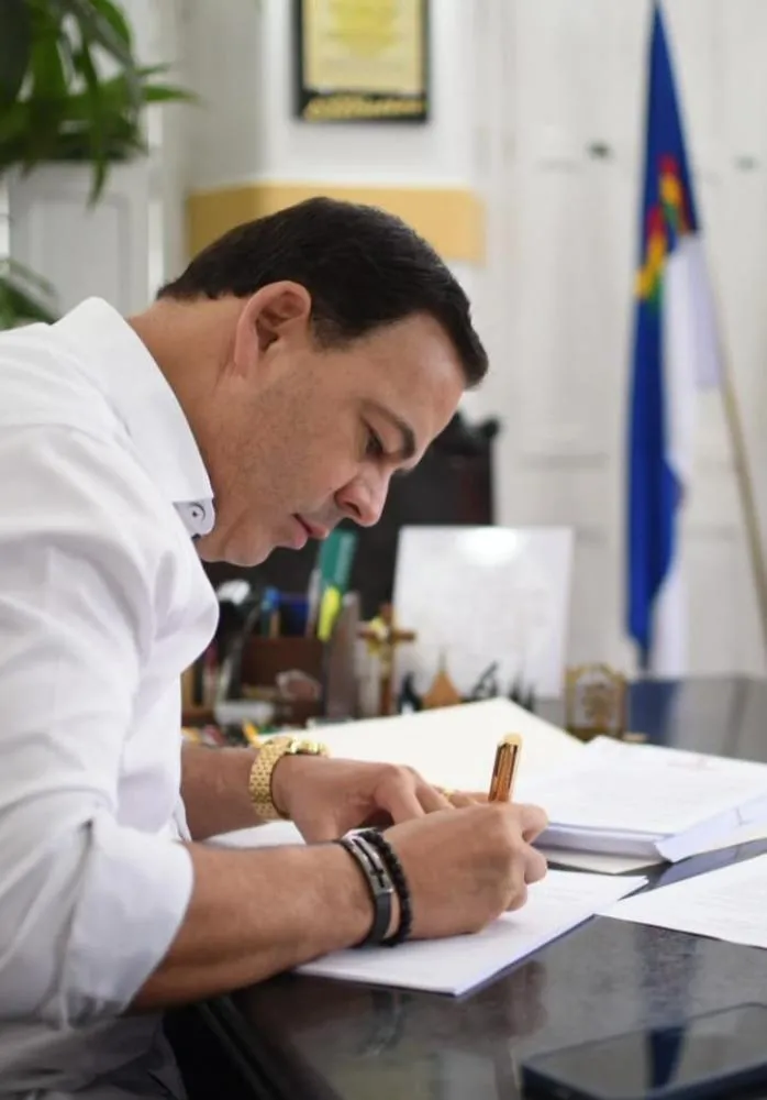 Prefeito de Garanhuns Sivaldo Albino assinado projeto de lei. Foto: Vinicius Vilela 