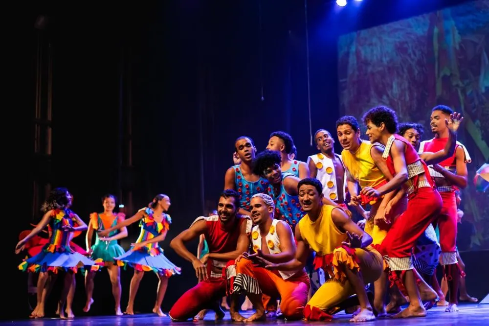 CAPIBA, pelas ruas eu vou“ é encenado por bailarinos-cantores do projeto Aria Social. Crédito: Ricardo Nascimento.