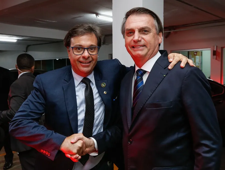 Ex-ministro do Turismo Gilson Machado abraçado com o ex-presidente Jair Bolsonaro - Foto divulgação/Flickr Palácio Planalto