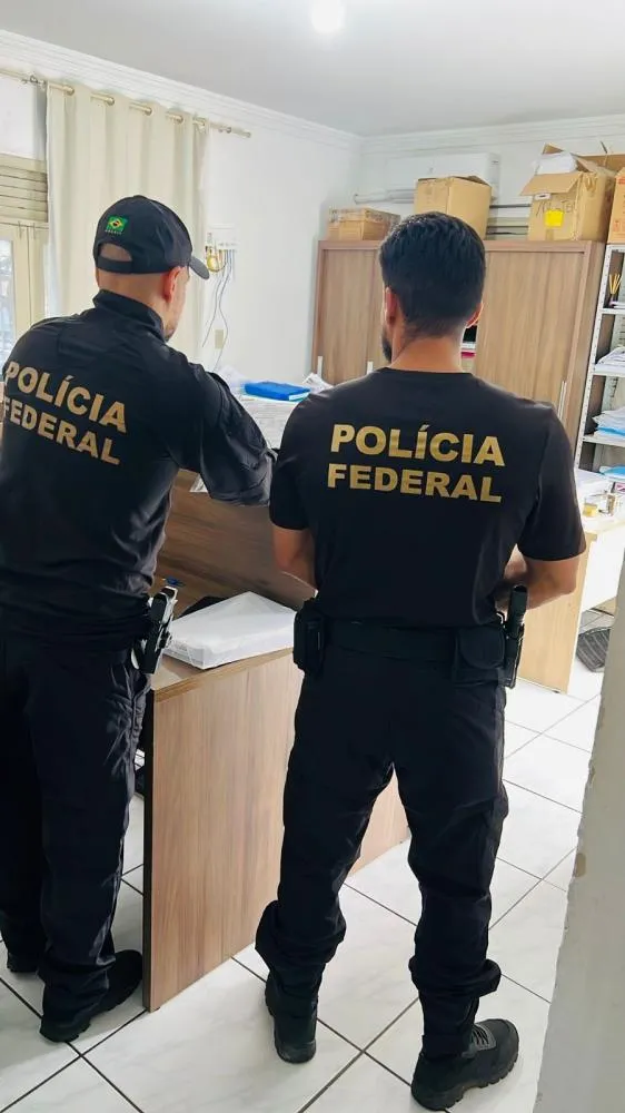 Agentes da Polícia Federal dando cumprimento aos mandados de busca e apreensão / Foto: Divulgação vulgação 