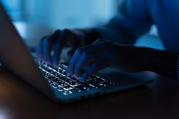 Contato pode ser feito por ligação, SMS, WhatsApp e até mesmo e-mail - (Foto: Freepik)