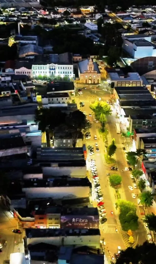 Imagem aérea da Avenida Santo Antônio registrada na noite desta quarta-feira (02) por Allan Santos.