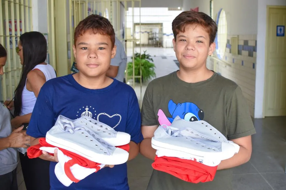 Prefeitura de Garanhuns inicia entrega de tênis para estudantes