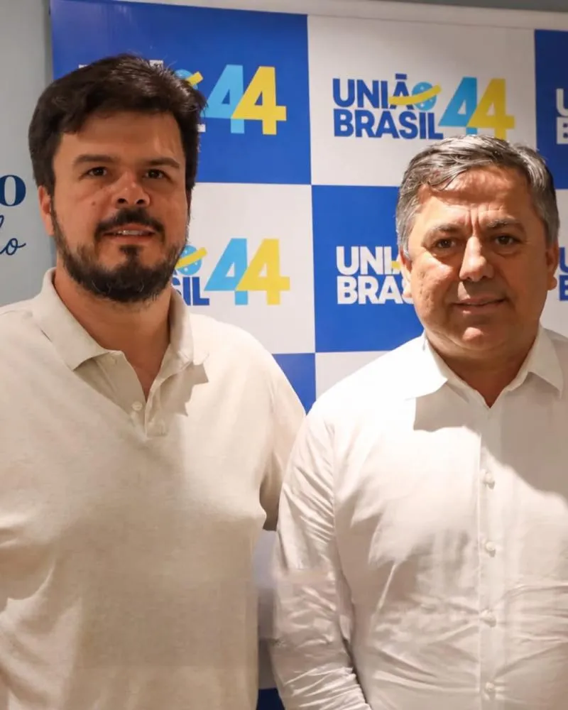 À esquerda da imagem o deputado federal Fernando Filho (União Brasil), ao seu lado o empresário e ex-prefeito de Jupi Marcos Patriota. - Foto: Divulgação 