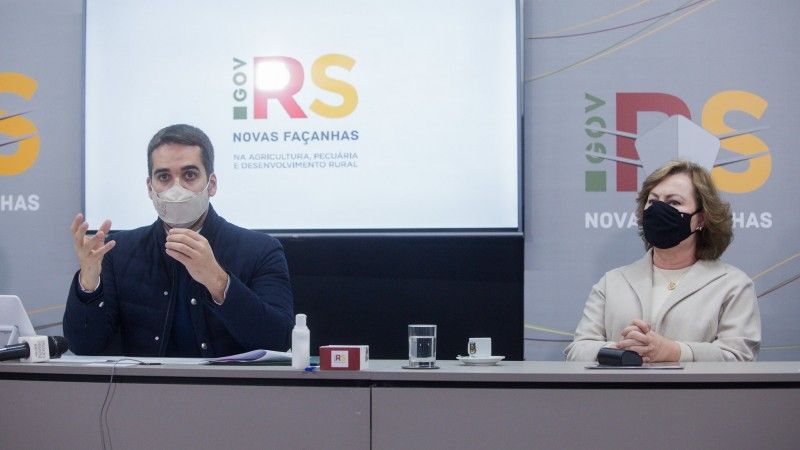 Leite e secretária Silvana na assinatura do decreto que impulsionará políticas públicas para o setor leiteiro - Foto: Felipe Dalla Valle/Palácio Piratini