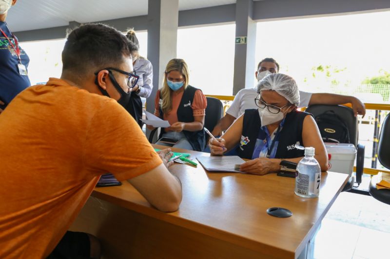 <em>Passageiros que utilizam o Terminal da Ponta da Espera estão sendo submetidos a testagem (Foto: Márcio Sampaio)</em>