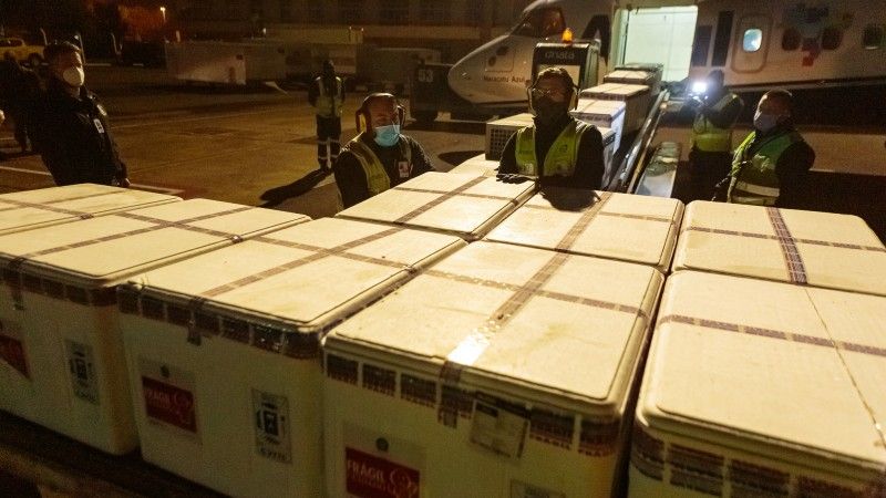 Caixas térmicas chegaram em voo vindo de Guarulhos que pousou pouco depois das 6h desta quarta (26/5) no aeroporto da capital - Foto: Gustavo Mansur / Palácio Piratini