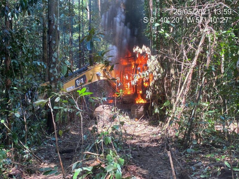 Retroescavadeira foi incendiada pelos policiais - (Foto: Divulgação/Polícia Federal)