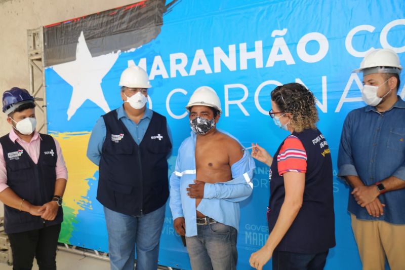 <em>Governador Flávio Dino e secretário Clayton Noleto acompanharam o início da vacinação dos trabalhadores (Foto: Handson Chagas)</em>