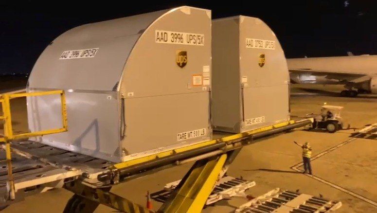 Carga de vacinas da Pfizer é retirada de avião no aeroporto de Viracopos, em Campinas (SP) - (Foto: Reprodução/Vídeo)