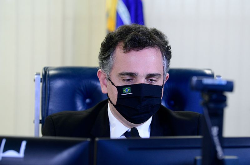 O presidente do Senado durante a sessão desta quarta; os falecimentos ocorreram devido à covid-19 - Pedro França/Agência Senado