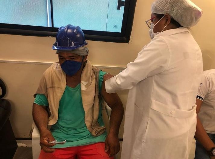 <em>Na ação, realizada na Secid, foram vacinados cerca de 400 profissionais (Foto: Divulgação)</em>