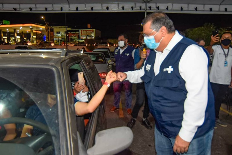 <em>Na ocasião, o governador conversou com as pessoas que estavam sendo vacinadas (Foto: Karlos Geromy)</em>