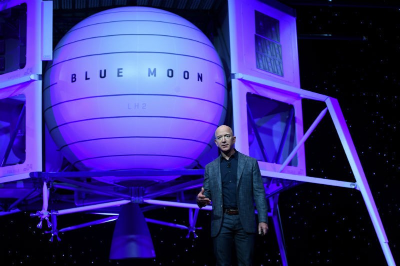 Jeff Bezos pode se tornar 1º bilionário a ir para o espaço - (Foto: REUTERS)