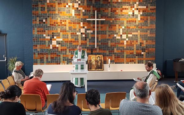 Pastores têm se revezado na condução de um mesmo culto, 24 horas por dia, desde o dia 26 de outubro
