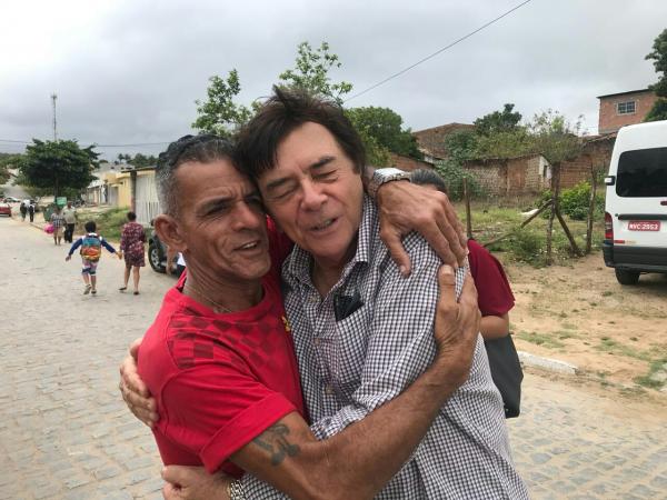  Na foto, Givaldo Calado com um popular durante visita do Ministro dos Transportes, Valter Casimiro, a Garanhuns para anunciar a construção de uma passarela no bairro Manoel Cheú por iniciativa do deputado federal eleito Fernando Rodolfo