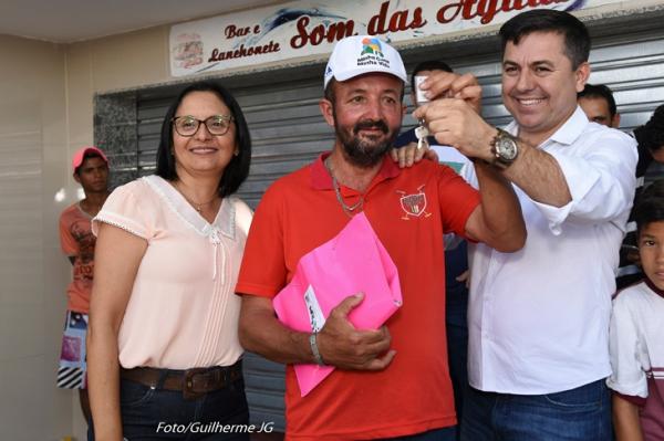 Prefeito Marcos Patriota entregando a chave de uma unidade habitacional. 