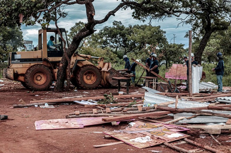 Derrubada de casas de ocupação considerada irregular em Brasília, em abril de 2021 - Scarlett Rocha