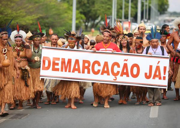 Protesto de indígenas em Brasília, em 2017, pela celeridade na demarcação de terras no caso Raposa Serra do Sol, em Roraima.