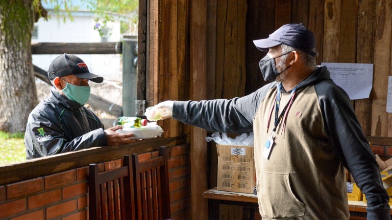 Distribuição de refeições no PopRua em Porto Alegre - Foto: Felipe Farias / Ascom Stas