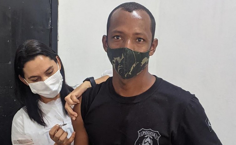 Policiais penais também foram imunizados durante a ação de saúde na Unidade Penal de Colmeia - Foto: Seciju/Governo do Tocantins