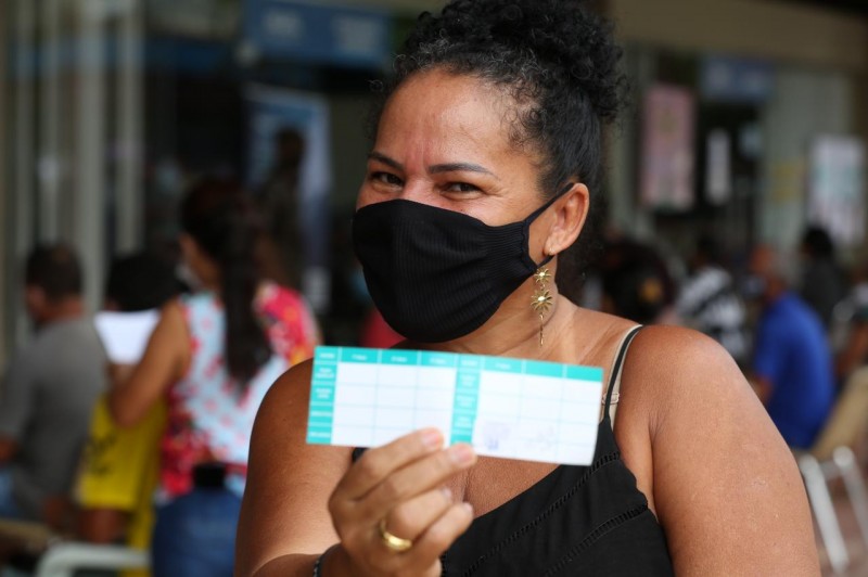 Dona de casa comemora ao receber primeira dose da vacina
