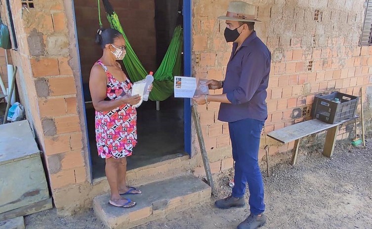 Além das orientações sobre educação ambiental, as equipes também distribuem um kit contendo álcool em gel e máscaras - Foto: Robson Corrêa/Governo do Tocantins