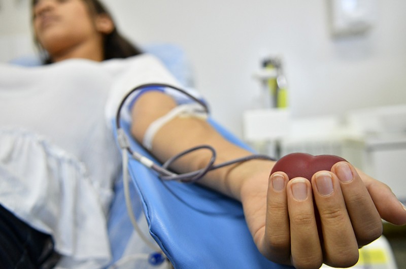 Mulher doa sangue no Hemocentro de Brasília antes da pandemia de covid-19: doações caíram mais de 15% nos últimos dois anos - Andre Borges/Agência Brasília