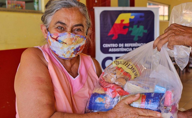 Em Alvorada, Maria dos Remédios Andrade Silva, uma dona de casa de 69 anos, recebe a cesta por meio do Cras - Foto: Alexandre Souza/Governo do Tocantins