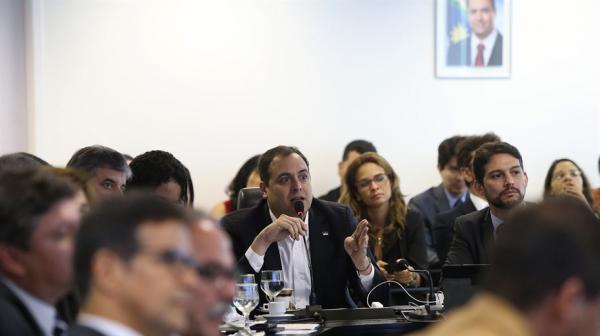Governador Paulo Câmara reunido com todo o secretariado durante reunião de apresentação dos índices de 2018 - Foto: Hélia Scheppa/SEI