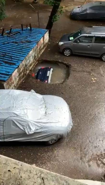 Embora luzes do carro pareçam estar acesas, não havia ninguém dentro do veículo - (Foto: Reprodução: Twitter (@thakur_shivangi))