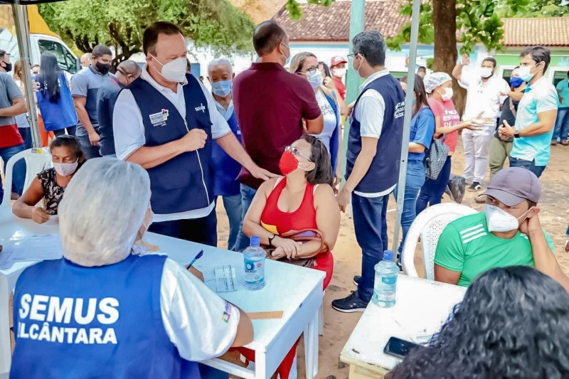 <em>Vice-governador Carlos Brandão acompanha vacinação contra a Covid-19 em Alcântara (Foto: Luiz Paula)</em>