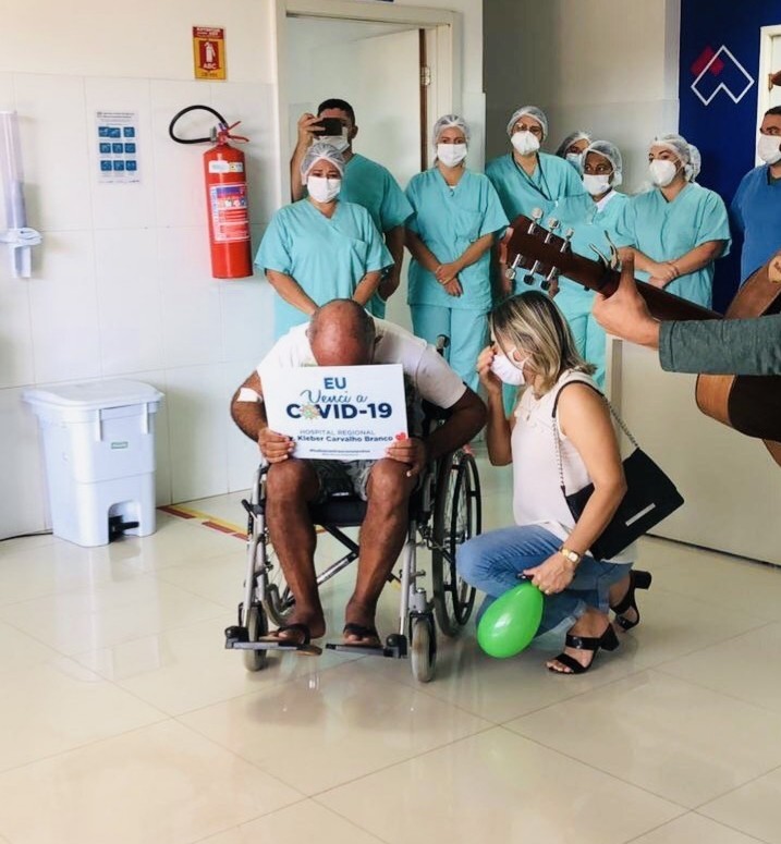 <em>Emocionado, Manassés Bernardo do Nascimento agradeceu o atendimento recebido no Hospital de Campanha (Foto: Divulgação)</em>