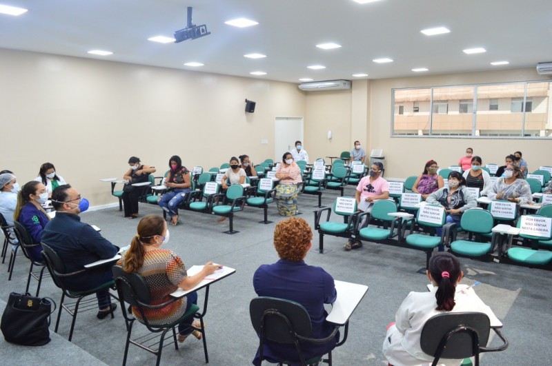 O projeto atua na implantação da Política Nacional de Humanização na unidade com uma roda de conversa entre a direção do hospital.