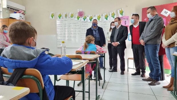 Governador esteve na escola Anísio Vicente de Freitas, em Santo Amaro, uma das contempladas - Foto: Peterson Paul / Secom