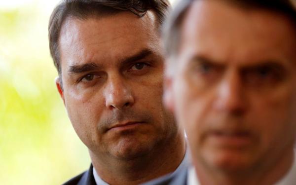 O presidente Jair Bolsonaro e, ao fundo, seu filho Flávio Bolsonaro (PSL-RJ) deputado estadual e senador eleito — Foto: Adriano Machado/Reuters