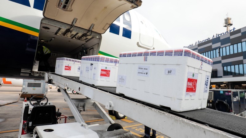 Caixas térmicas com 110.200 doses de Coronavac chegaram em avião que pousou às 9h50 desta sexta (18) no aeroporto da capital - Foto: Itamar Aguiar / Palácio Piratini