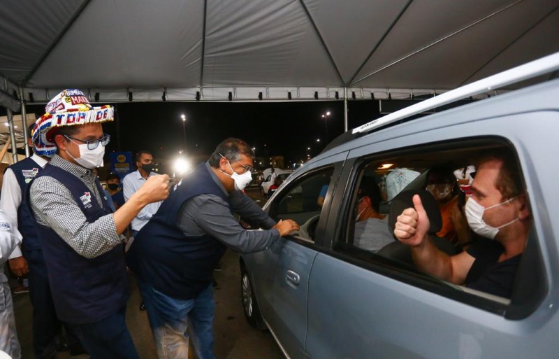 <em>Governador e secretário de Saúde acompanharam o Arraial da Vacinação em Paço do Lumiar (Foto: Gilson Teixeira)</em>