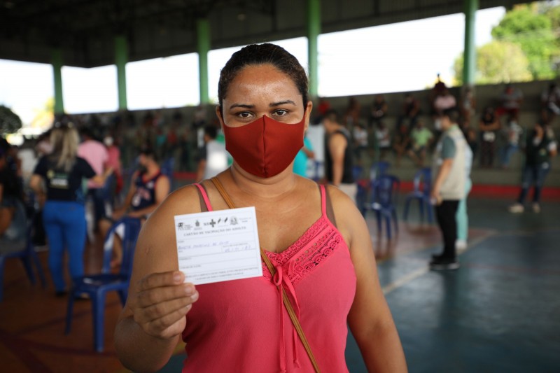 Pescadora é a primeira vacinada em mutirão