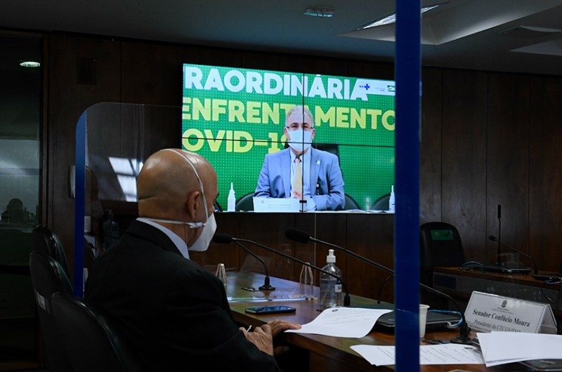 Presidente da comissão, Confúcio Moura ouve o ministro Marcelo Queiroga (telão) - Roque de Sá/Agência Senado