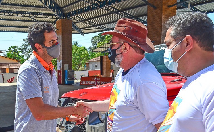 O governador Mauro Carlesse e Jairo Mariano (d) foram recepcionados pelo ceo do Rally dos Sertões, Joaquim Monteiro - Foto: Flávio Cavalera/Governo do Tocantins