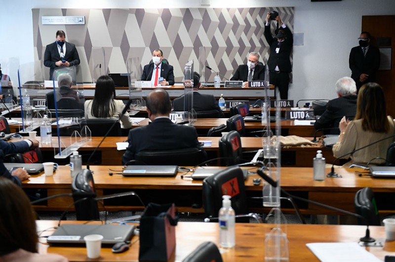 O presidente da CPI, Omar Aziz, e o relator, Renan Calheiros, na reunião da CPI nesta terça-feira - Marcos Oliveira/Agência Senado