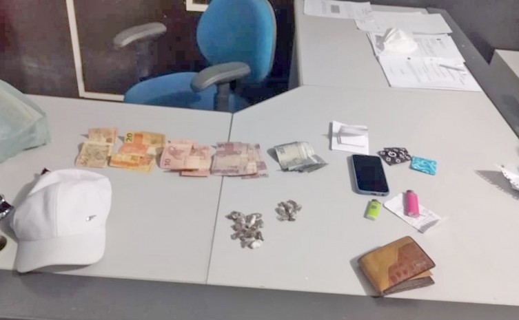 Dinheiro e drogas apreendidos pela Polícia Civil em Araguanã - Foto: SSP/Governo do Tocantins