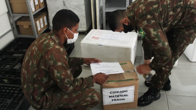 Militares do Exército organizam caixas com kit intubação para ser entregue aos hospitais - Foto: Sargento Souza Lima / Exército Brasileiro / Divulgação